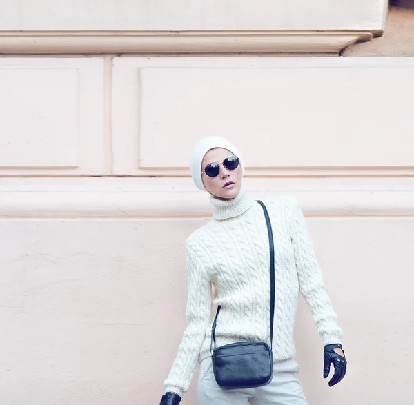 Portret stijlvolle dame in witte glamoureuze kleren. herfst winter fa — Stockfoto