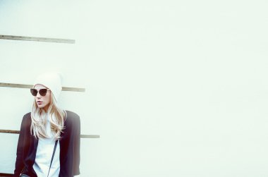 çekici sarışın sokakta. kentsel moda