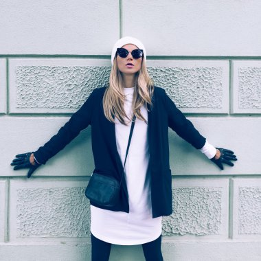 çekici sarışın sokakta. kentsel moda