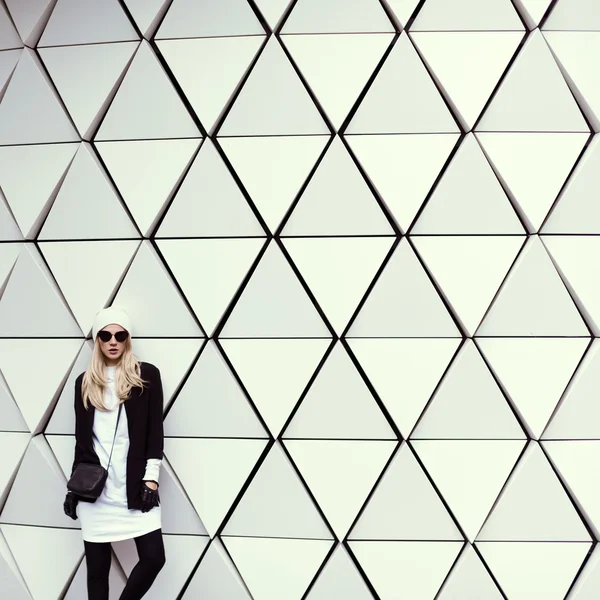 Glamorous blonde on the street. urban fashion — Stock Photo, Image