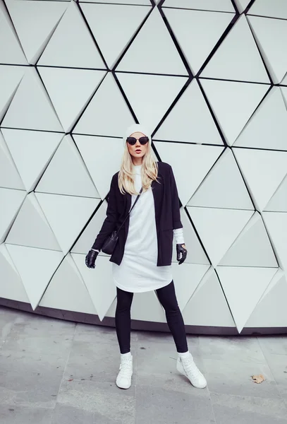 Glamoureuze blonde op de straat. stedelijke mode — Stockfoto
