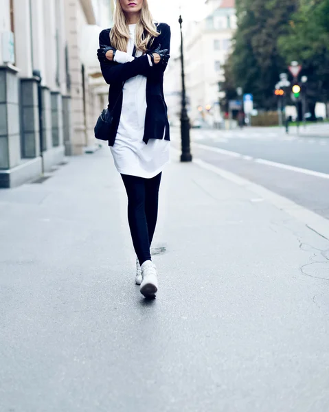 Glamorous blonde on the street. urban fashion — Stock Photo, Image