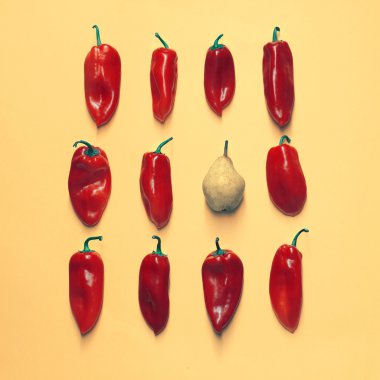 dizi parlak biber ve sarı bir arka plan üzerinde bir armut özenle düzenlenmiş