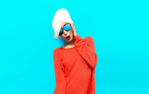세로 파란색 배경에 빨간색 스웨터에 섹시 한 금발 모델. 스 투 — 스톡 사진
