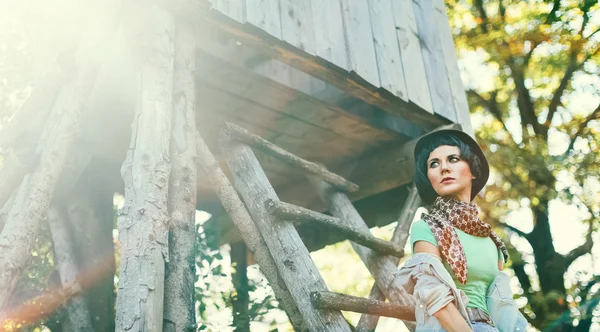 Modelo de retrato de moda na floresta de outono. Acesso ao estilo do país — Fotografia de Stock