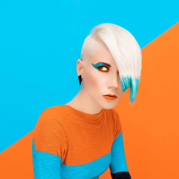 Blond modell med trendig frisyr och make-up på en färg — Stockfoto