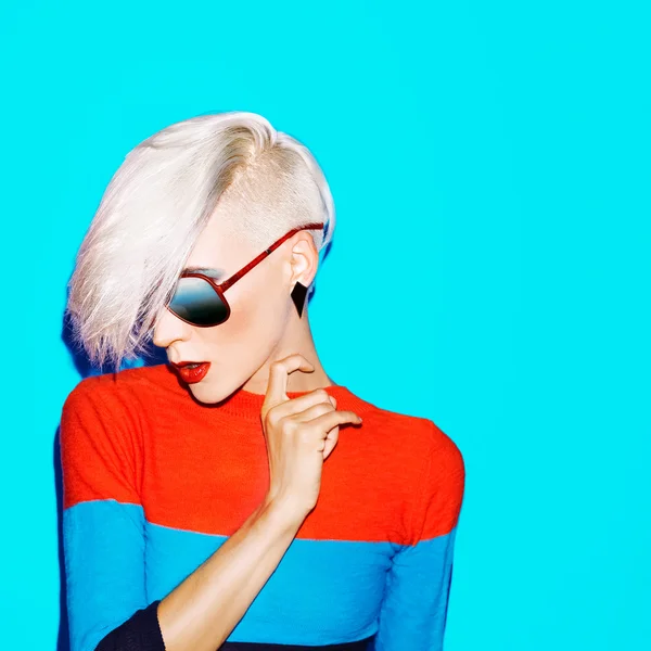 Son moda saç modeli ve bir bl üzerinde güneş gözlüğü moda sarışın kadınla