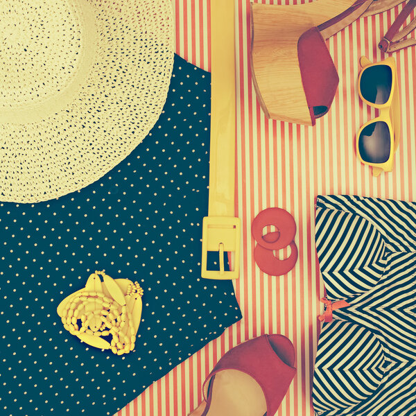 Натюрморт женской одежды на пляже Ретро
