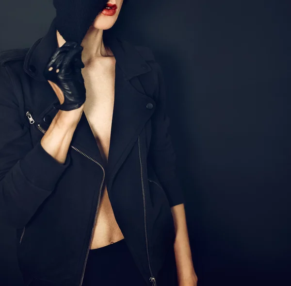 Elegante modelo sexy sobre fondo negro en guantes de moda y gato — Foto de Stock