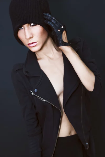 Elegante modelo sexy sobre fondo negro en guantes de moda y gato — Foto de Stock