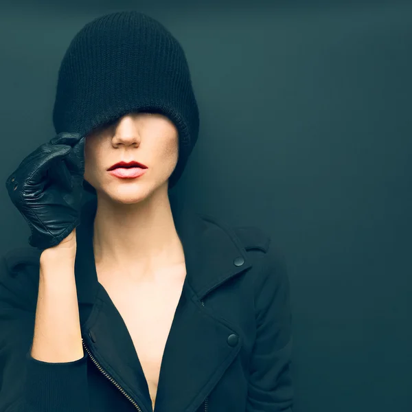 Elegantní sexy model na černém pozadí v módní rukavice a jack — Stock fotografie