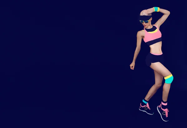 Schlanke athletische Fitness-Blondine auf schwarzem Hintergrund in der Fashionista — Stockfoto