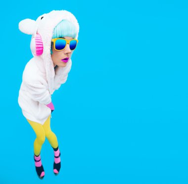 Oyuncak ayı kız Dj. çılgın kış parti. Club dans stili