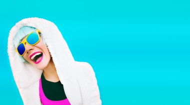 Parlak mavi arka plan olumlu kız. Kış stil