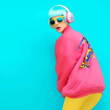 Spor kız kış stil parlak vintage mavi bir arka plan üzerinde 