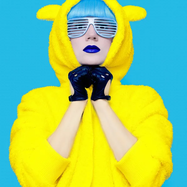 Позитивная девушка на ярко-голубом фоне. зимний стиль — стоковое фото