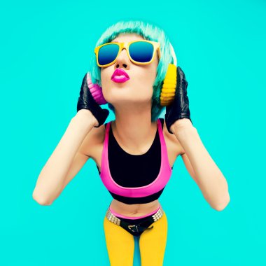 Mavi bir arka plan üzerinde parlak elbiseleri göz alıcı moda dj kız