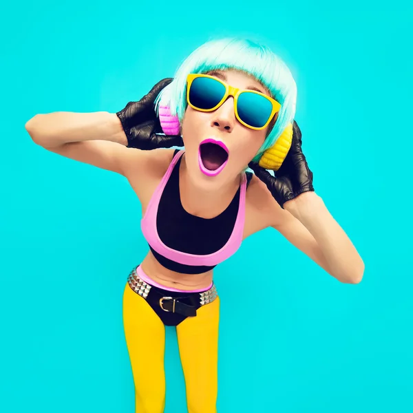 Göz alıcı parti Dj kız mavi arka plan l ile ilgili parlak giysiler