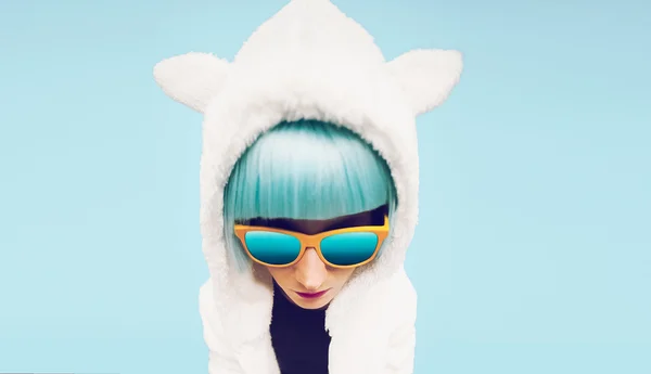 Κορίτσι της μόδας σε hoodie αρκουδάκι σε μπλε φόντο — Φωτογραφία Αρχείου