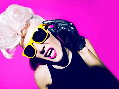 duygusal çekici sarışın disko punk moda stil