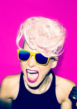 Çığlık atan kız disko punk moda stil