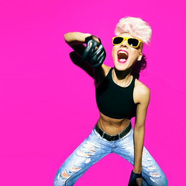 disko punk moda tarzı duygusal dans eden kız