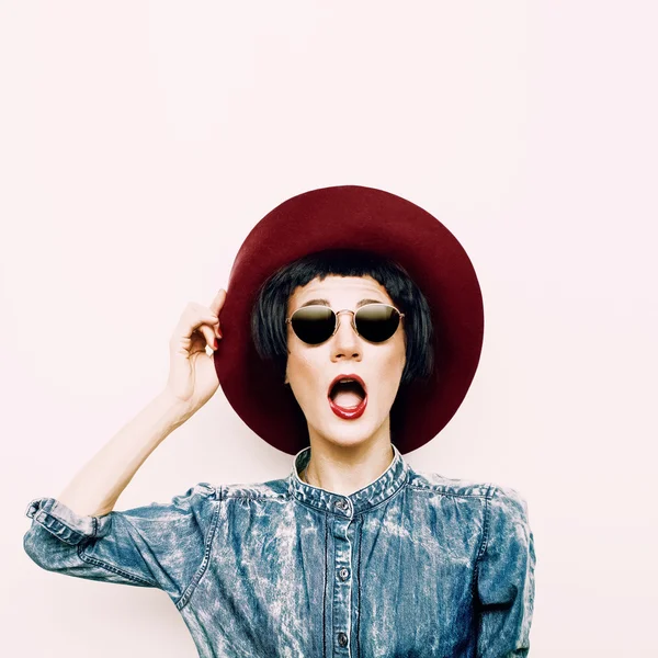 Senhora engraçada vintage em uma camisa de ganga elegante e chapéu. Hister sty. — Fotografia de Stock