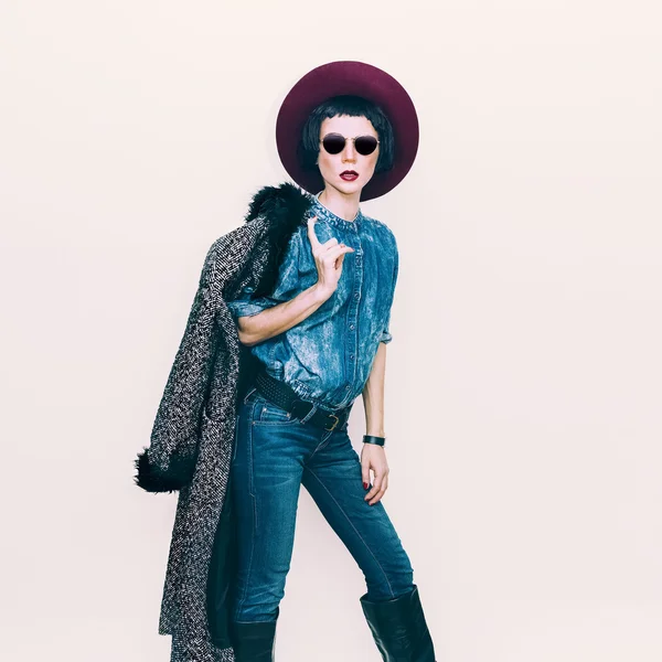 Glamoureuze dame in een stijlvolle jeans kleding. — Stockfoto