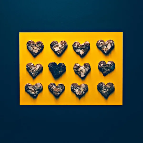 Lembrança biscoitos corações em um fundo preto e amarelo handmad — Fotografia de Stock