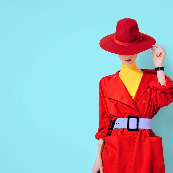 Hermoso estilo de moda vintage dama en una capa roja y sombrero —  Fotos de Stock