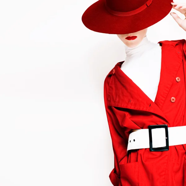 Beautiful vintage lady fashionable style in a red cloak and hat — Stock Photo, Image