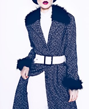 Esmer beyaz bir arka plan üzerinde şık ceket modelinde