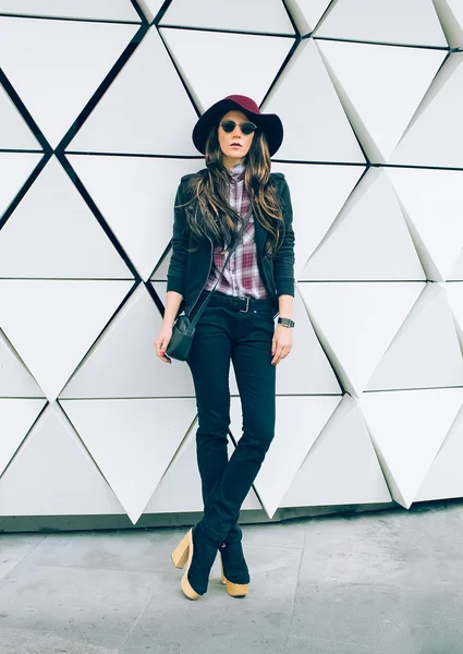 Girl in vintage hat and sunglasses on a city street. fashion sty — Stock Photo, Image