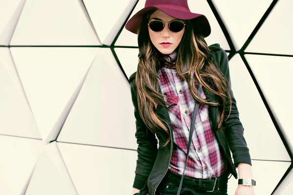 Vintage şapka ve güneş gözlüğü bir şehir sokakta kız. moda arpacık — Stok fotoğraf