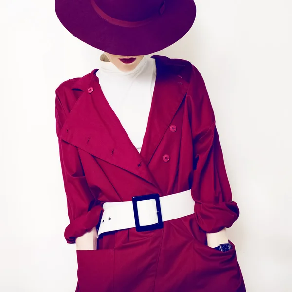 Retrato dama de moda en una capa roja sobre un fondo blanco — Foto de Stock