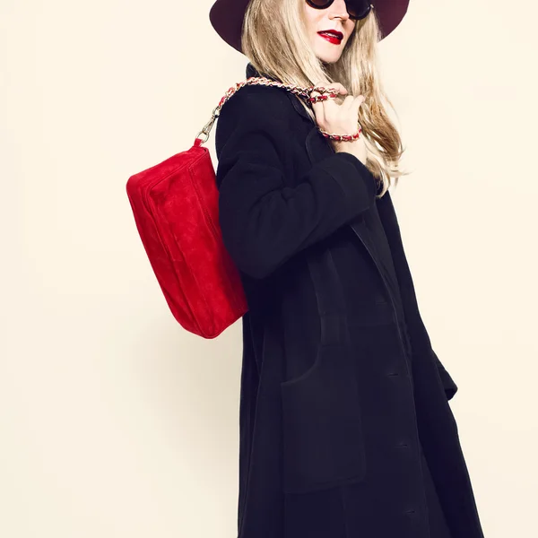 Fashion Glamorous blonde model in a black coat and hat. Fall win — Stock Photo, Image
