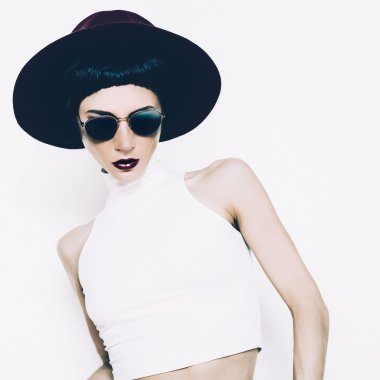 Bordo vintage şapka ve cam moda çekici esmer