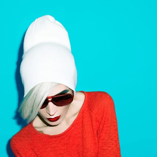 Modèle blond mode avec casquette tendance et lunettes de soleil sur un bac bleu — Photo