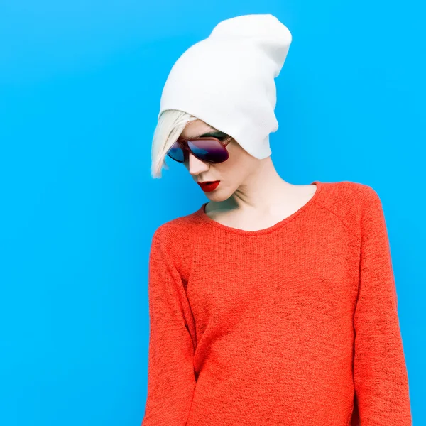 Chica rubia de moda con gorra de moda y gafas de sol en una espalda azul —  Fotos de Stock