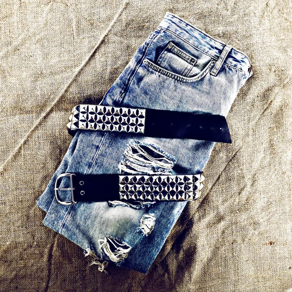 Fotos de design de moda. Estilo grunge de metal. Calça jeans azul vintage — Fotografia de Stock