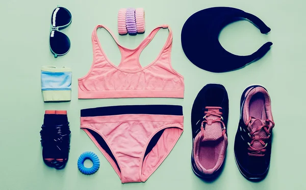 Lady fitness stil. Sport Tillbehörssats på grön bakgrund — Stockfoto