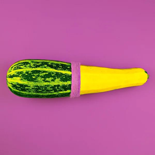 Glamouröse Zucchini auf rosa Hintergrund. Designfoto — Stockfoto