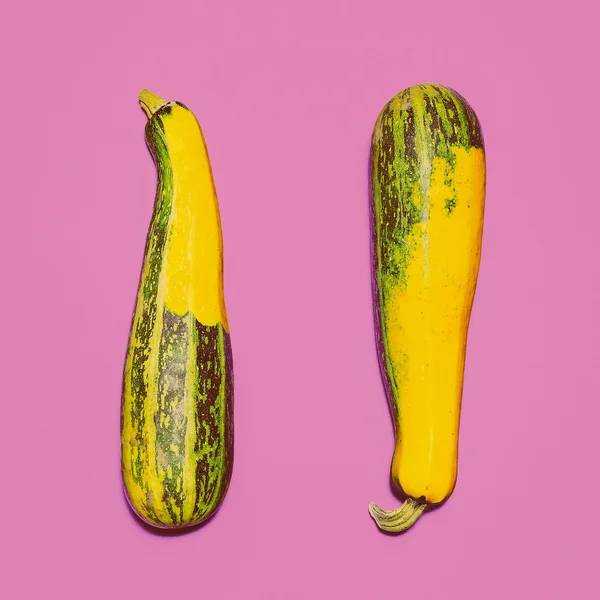 Deux courgettes sur fond rose vif. design Photo — Photo