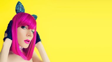 Sarı arka plan çekici parti parlak peruğunu kedi kadın