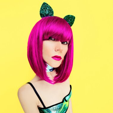Sarı arka plandaki Pussycat Lady, büyüleyici parti tarzı.