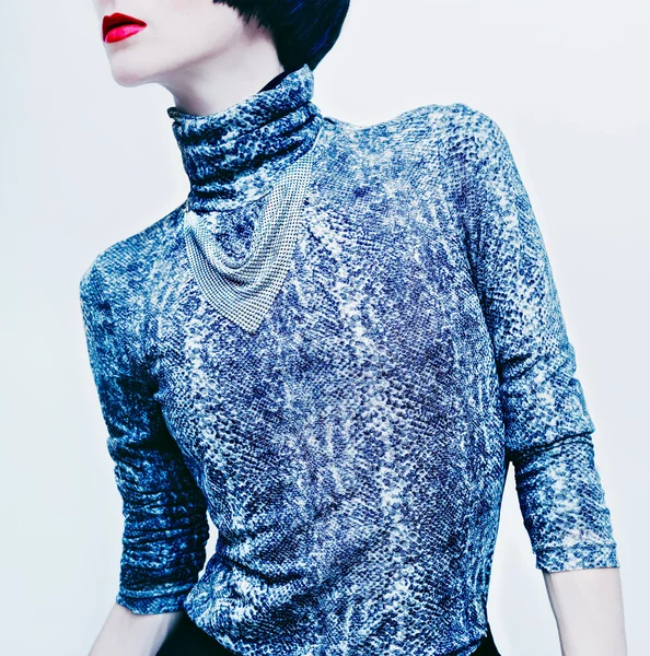 Sensuell brunett modell i fashionabla blus med orm skriva ut på — Stockfoto