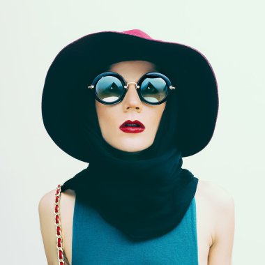 Çekici kadın vintage şapka ve güneş gözlüğü Trend. moda bağlantı noktası