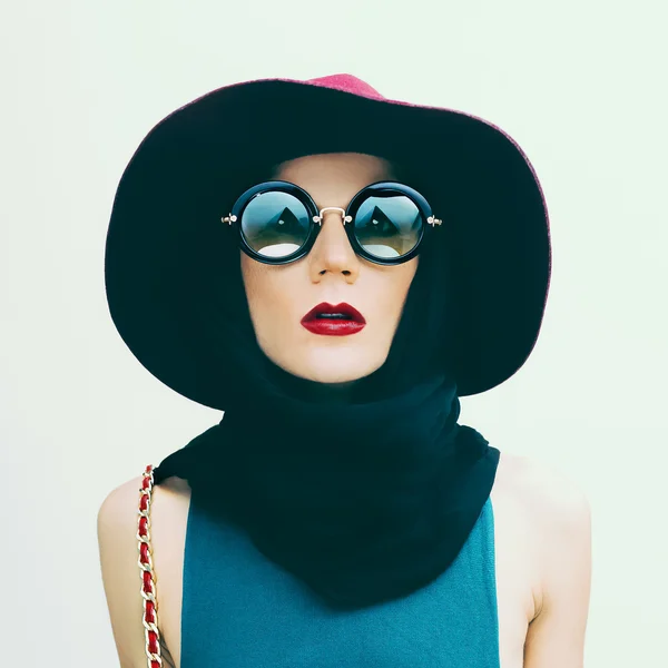 Dame glamour en chapeau vintage et lunettes de soleil tendance. port de mode — Photo