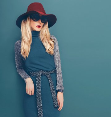 Vintage şapka ve yeşil backgrou elbise çekici sarışın model