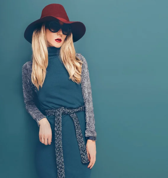 Okouzlující blondýna model vintage čepice a šaty na zelené poz — Stock fotografie